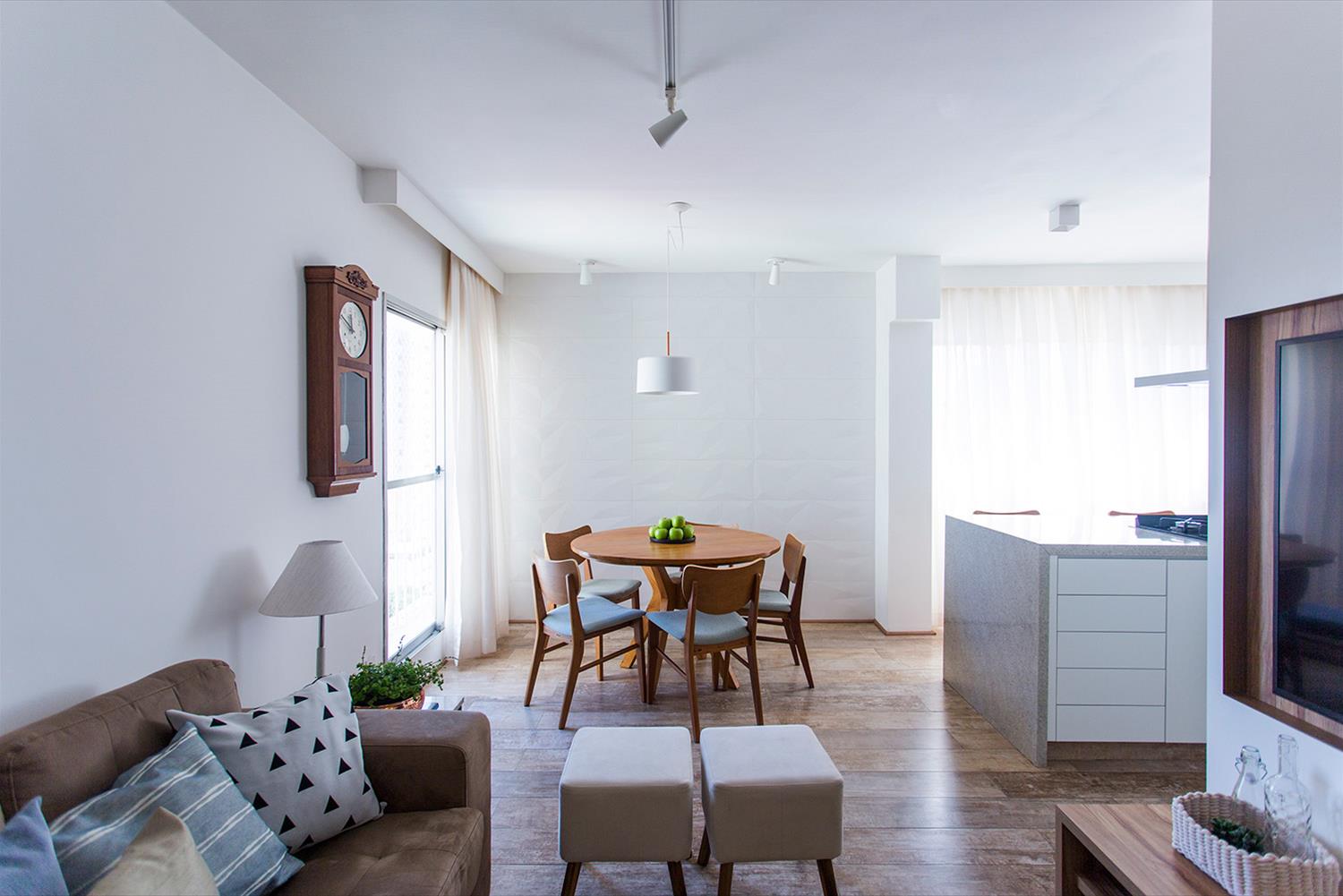 65 平米公寓的现代变身 | 多功能家具与极简风格的完美融合-1