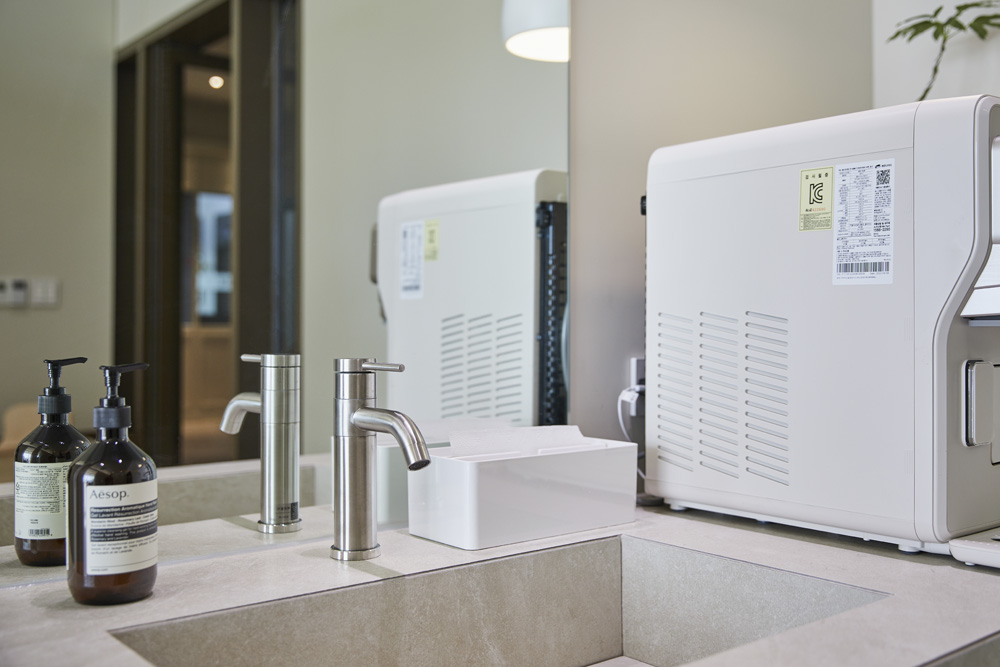 16 坪高级氛围的白色&木纹瑜伽学院室内设计-10