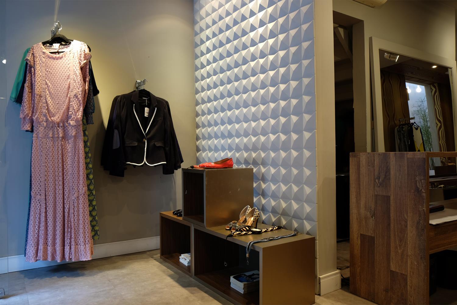 Loja Adriana Praça · Juliana Fabrizzi 的环保木质设计魅力-2