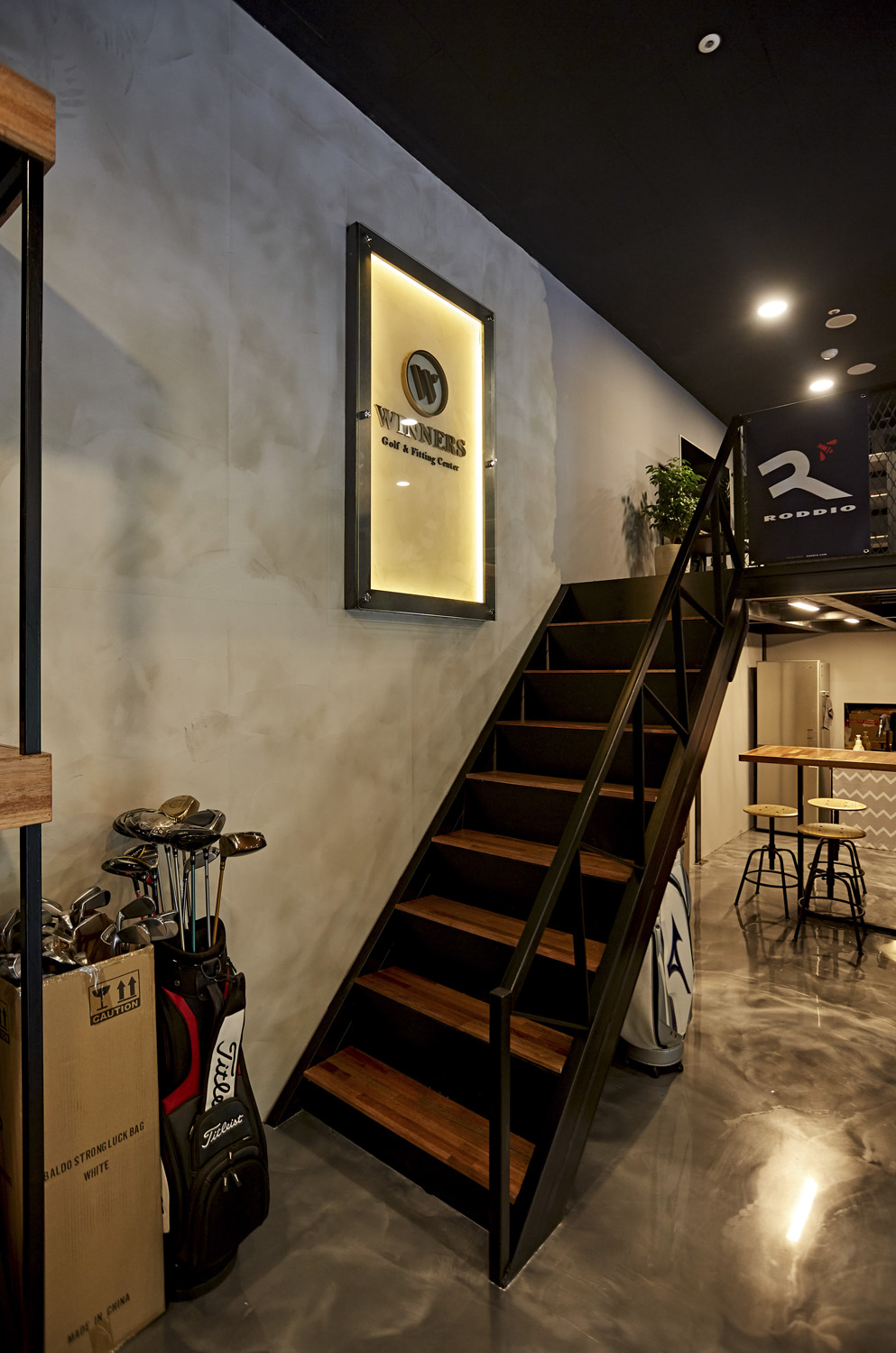 现代简约风 40 平高尔夫球具店设计-13