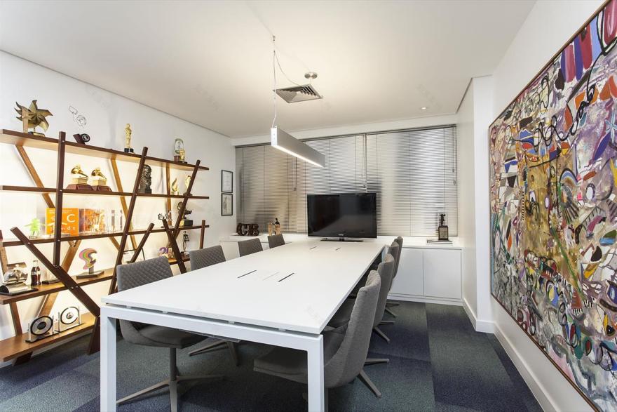 巴西 Candyall 娱乐公司办公室设计 | 木质与玻璃的完美融合-6