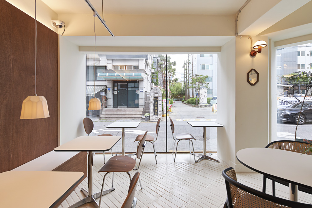 简约白与木的优雅融合 | 12 平米咖啡模型装修费用-7