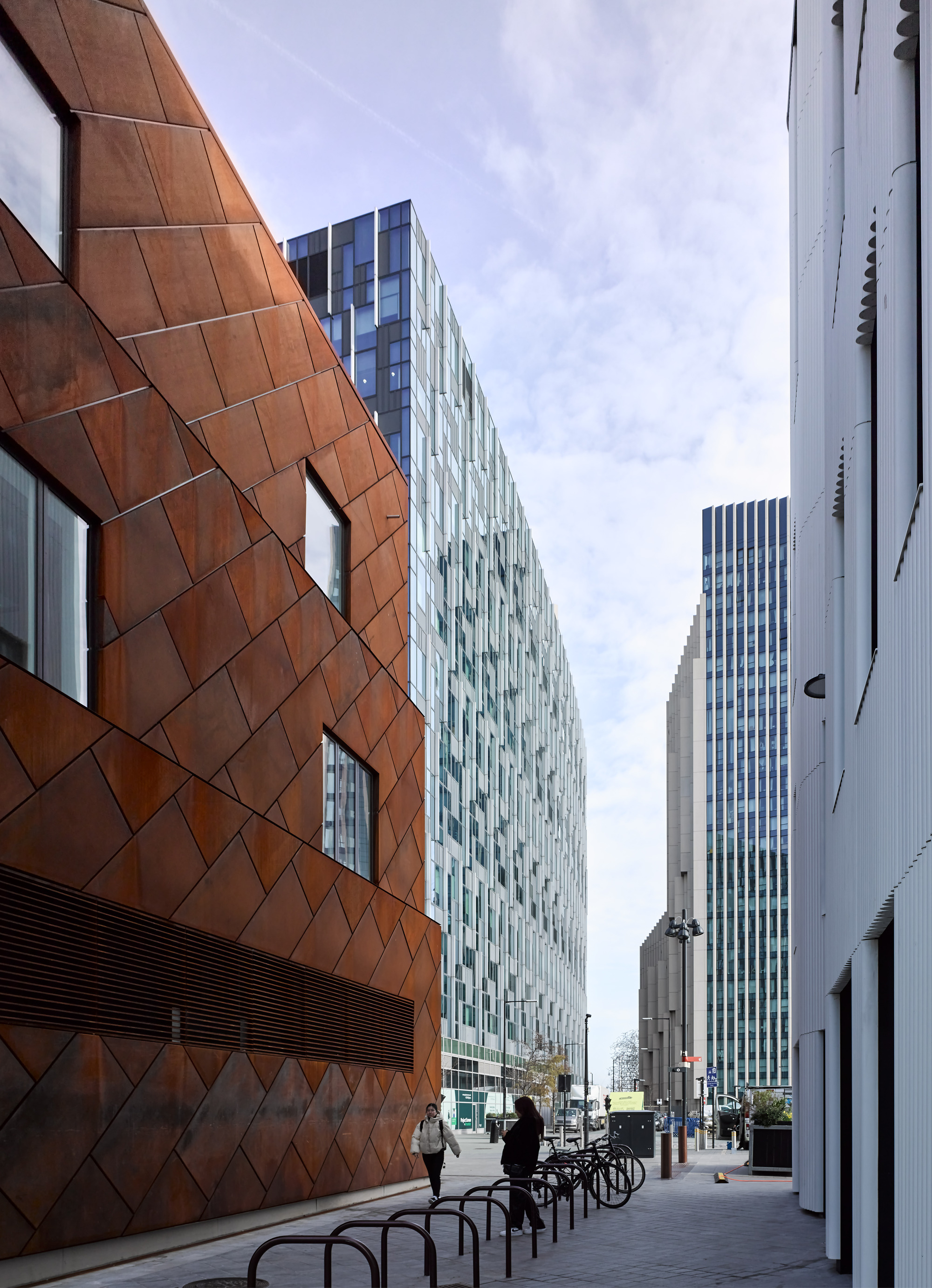 金字形神塔和菱形建筑丨英国伦敦丨Mole Architects-30