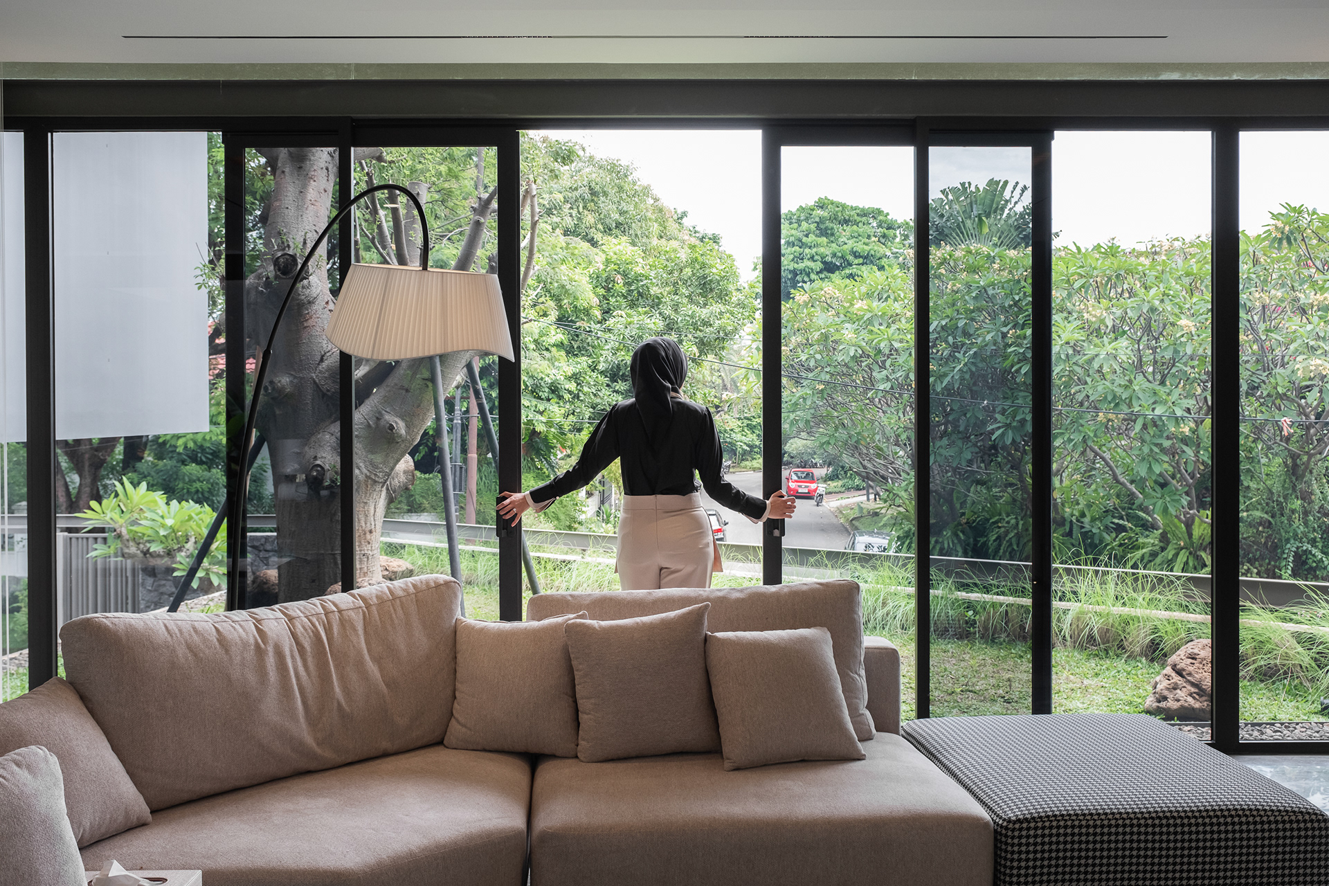 Modern Tropical Living in the Heart of the City-4