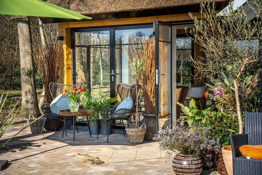 荷兰木屋假期 | 绿意盎然的现代设计-17