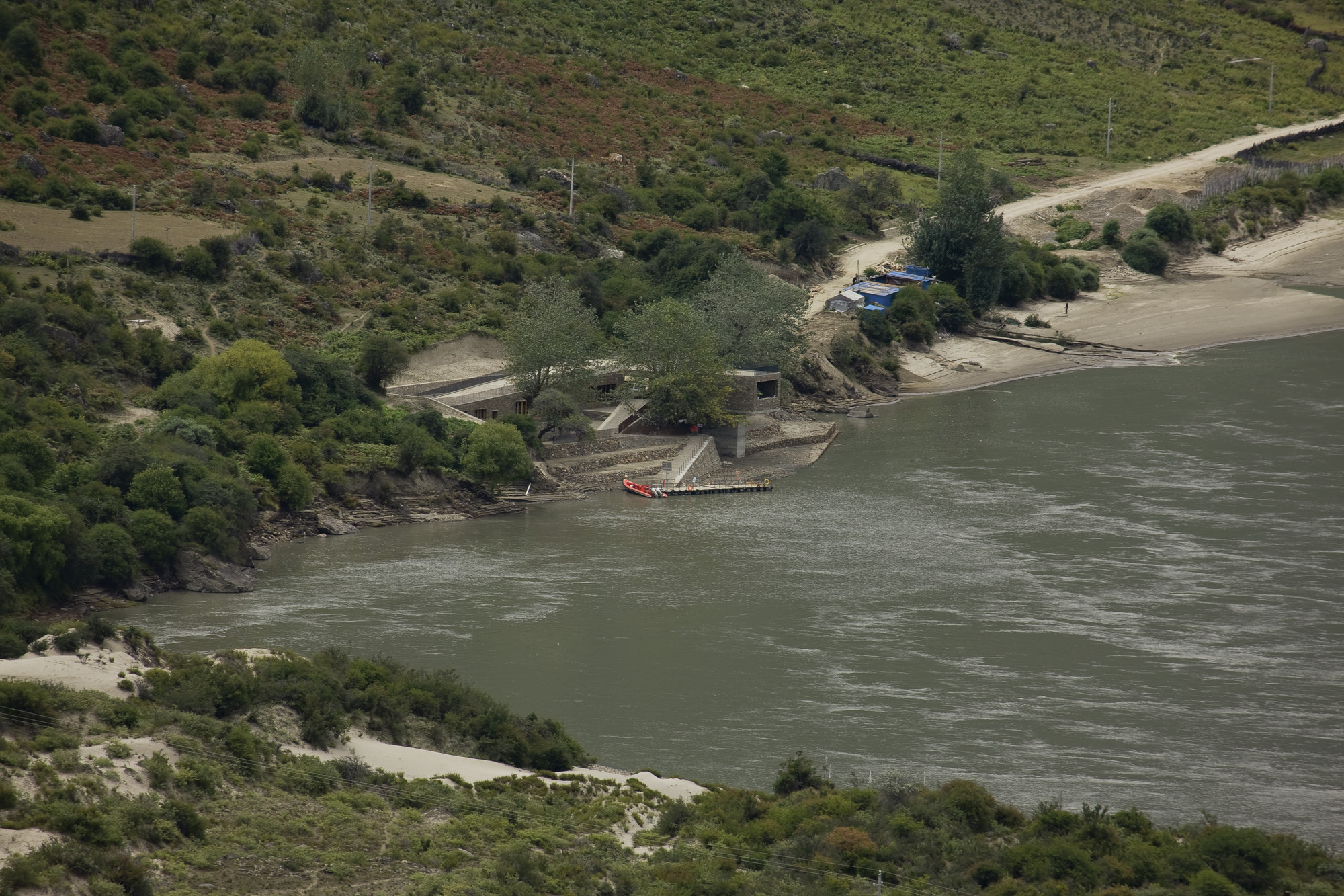 西藏雅鲁藏布江畔的船运终点站-13