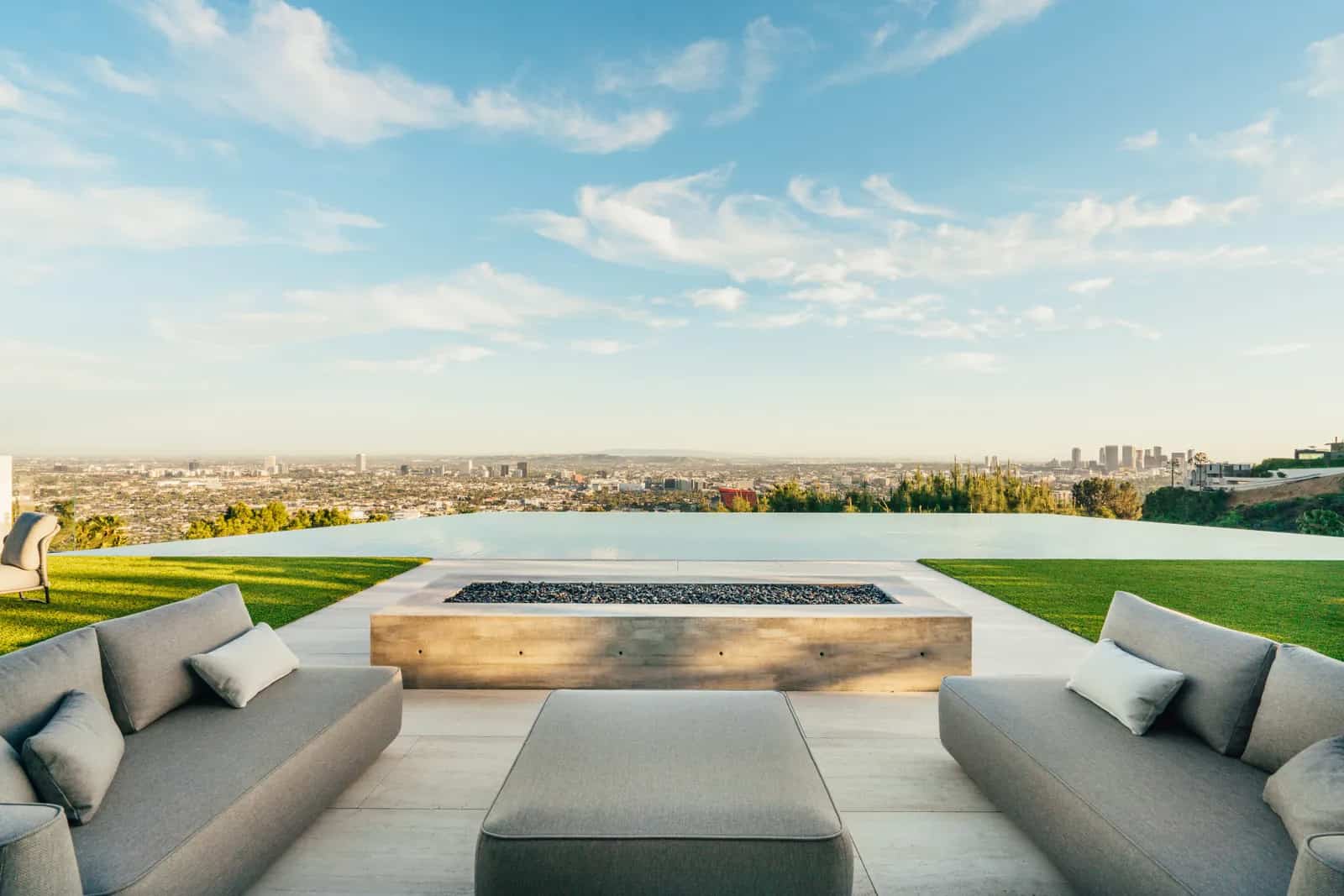 Fascinating minimalist home is cantilevered over the Los Angeles hills-42