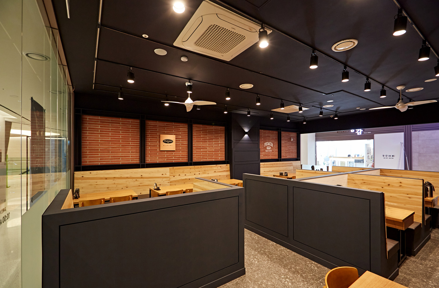 15 平米极简卧室 | 红色主题的精致设计-9