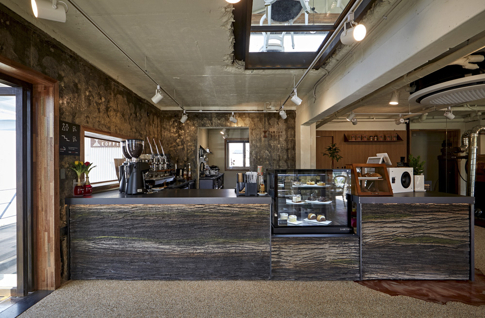 "白色与木纹的和谐交融 | 50 平米的现代咖啡厅设计"-7