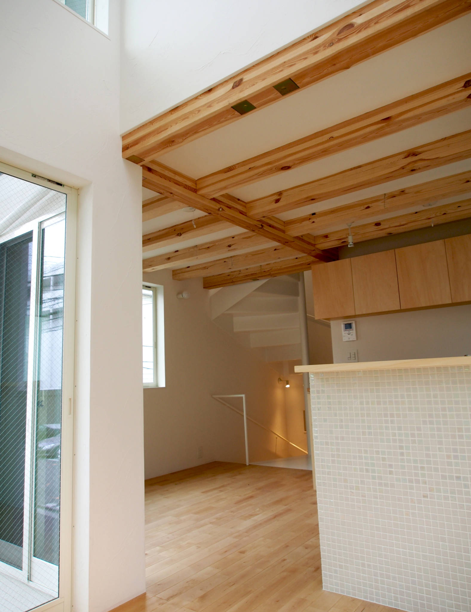 东京简约两户住宅 | 室内设计融入自然光与隐私保护-17