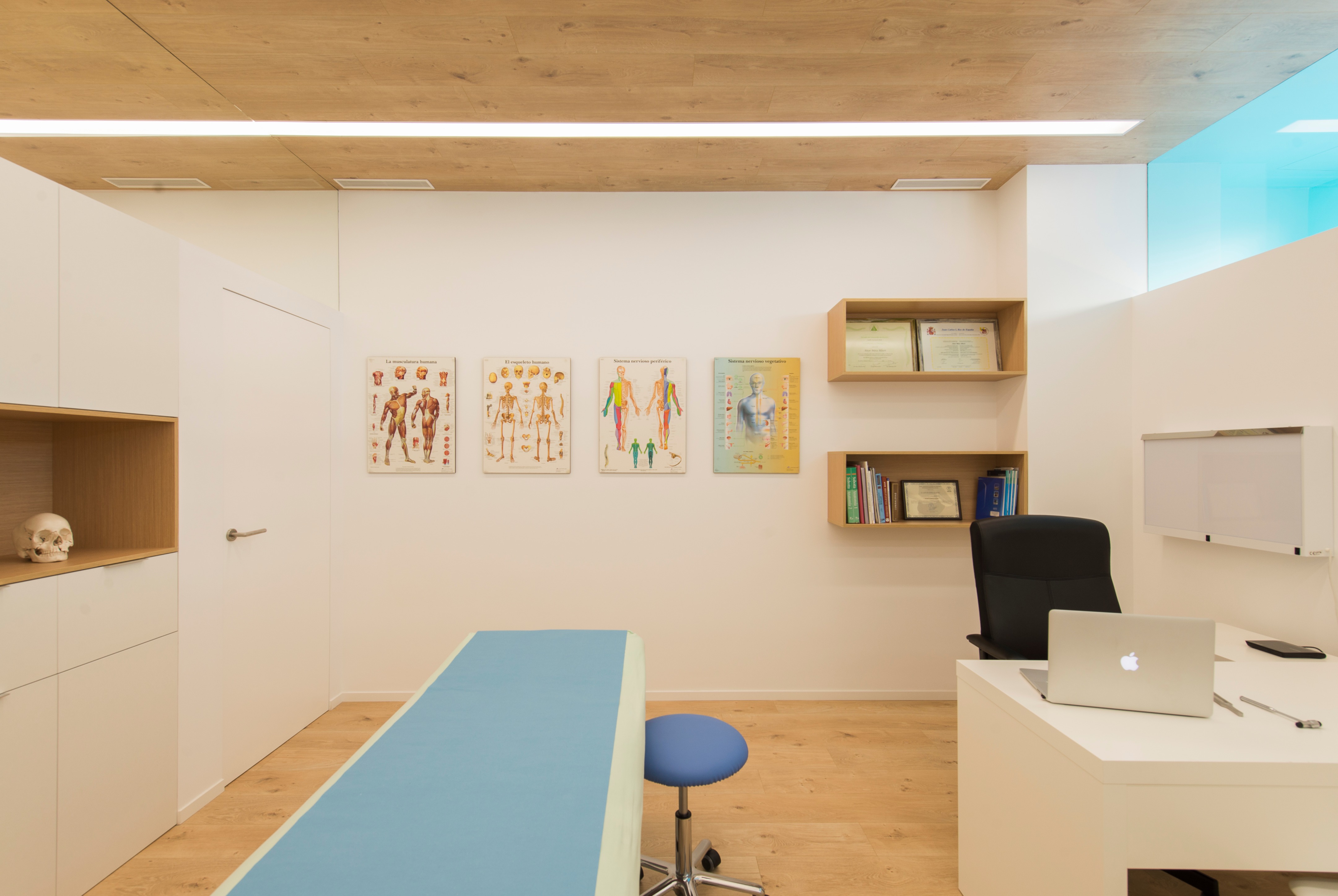 西班牙 Aitor Mira 诊所 | 自然光与木质调的舒适疗法空间-18