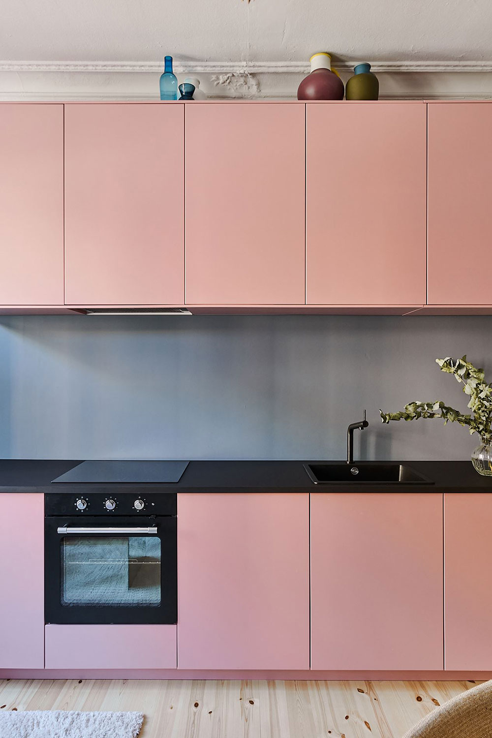 33 平米艺术小公寓 | 蓝色墙面与粉色厨房的完美碰撞-4