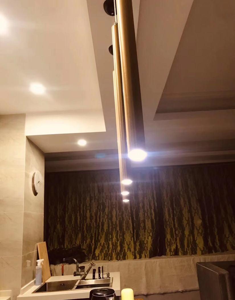 小居后现代轻奢风 | 白色柜面、墨绿背景、钛金柱灯-4