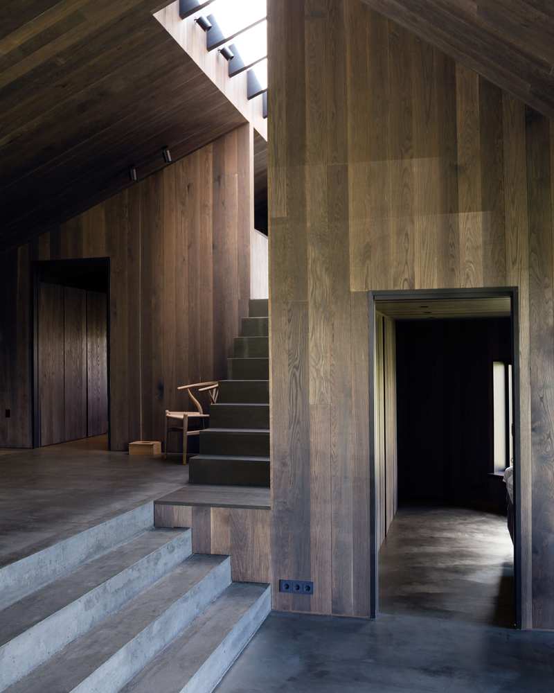 极地黑色木屋，融入大自然的冬季景观-54