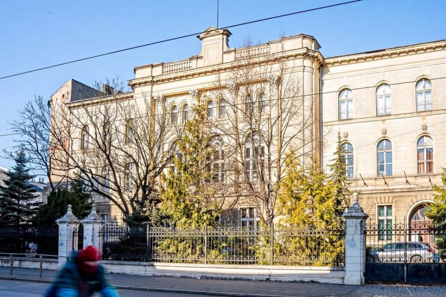 Łódź市第四中学建筑外立面及围栏翻新项目-0