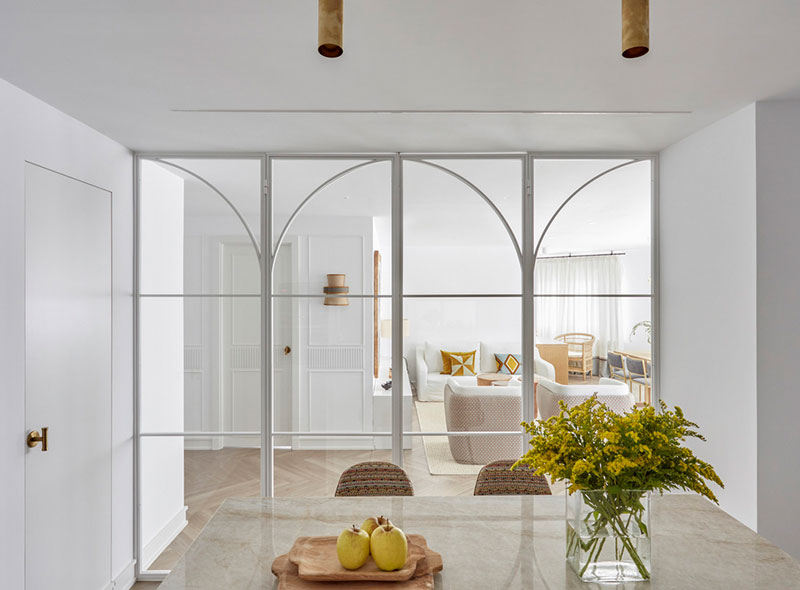 马德里 90 平米白色公寓,玻璃 partition 分隔空间,明亮有趣-6