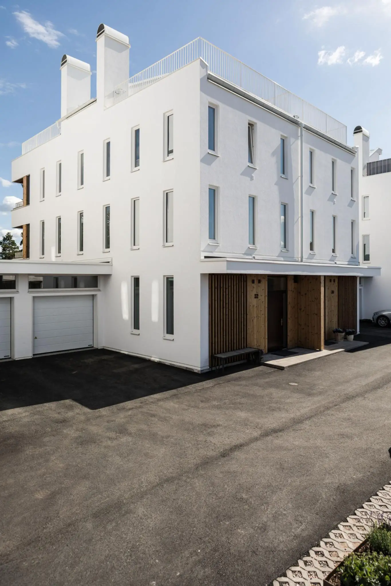 现代木质别墅的屋顶露台与极简内饰设计-20