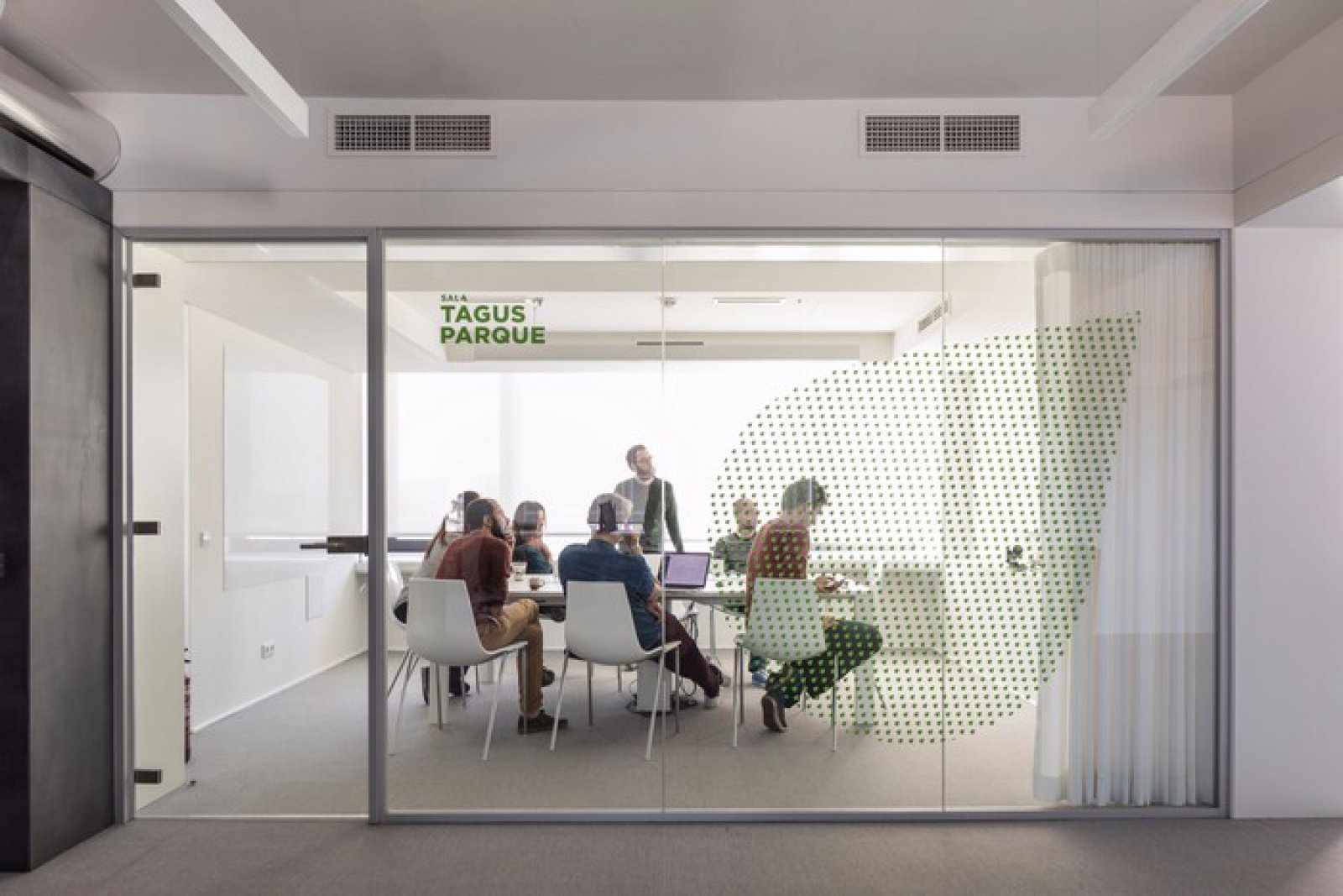 葡萄牙里斯本现代水泥风办公空间-17