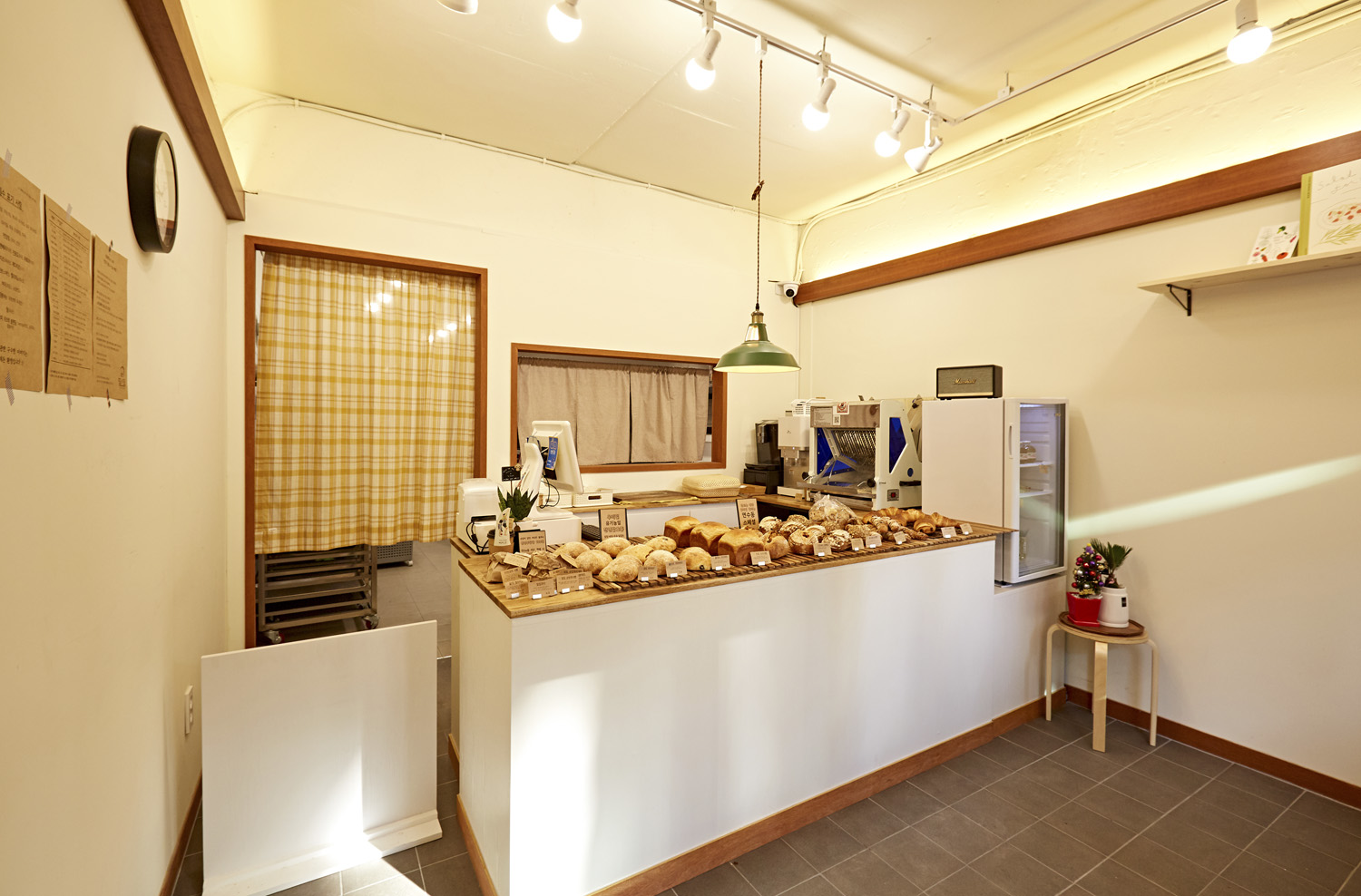 白色极简主义 | 韩国网红面包店的设计亮点-3