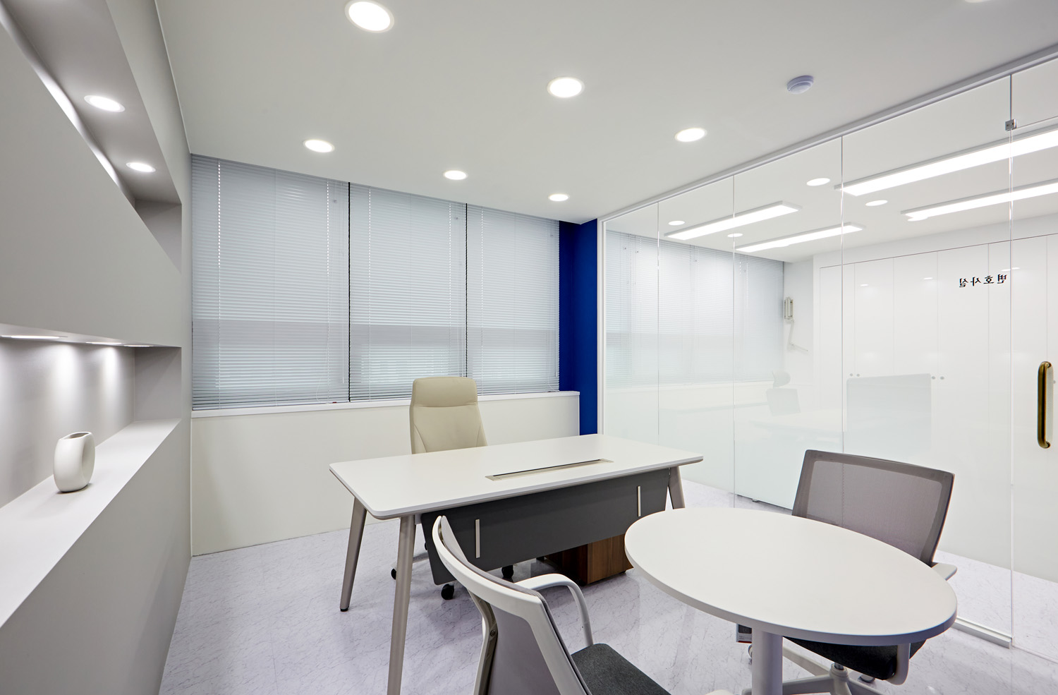 蓝色调的简洁法律事务所室内设计-13