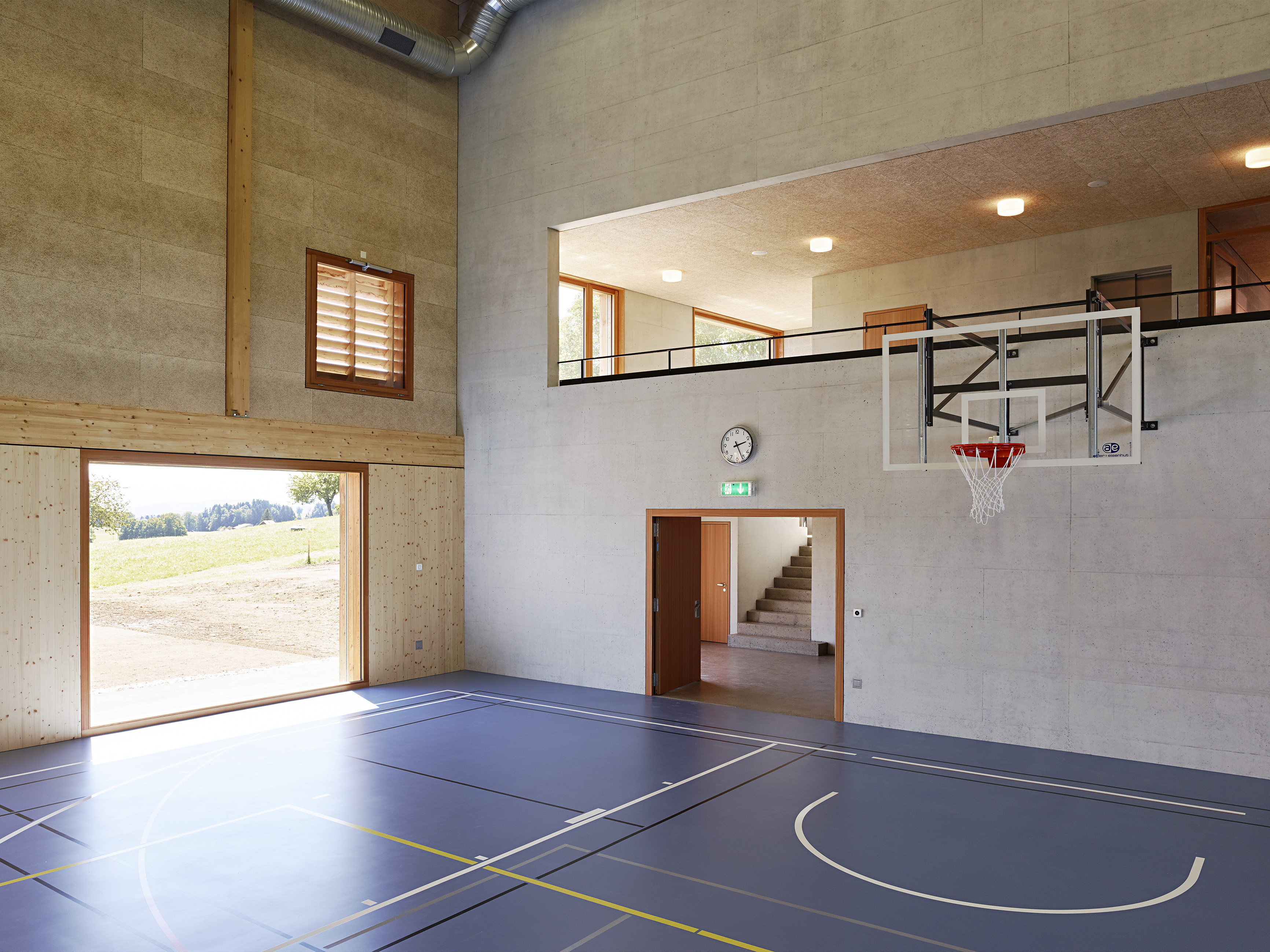 融入乡村景观的玻璃学校-12