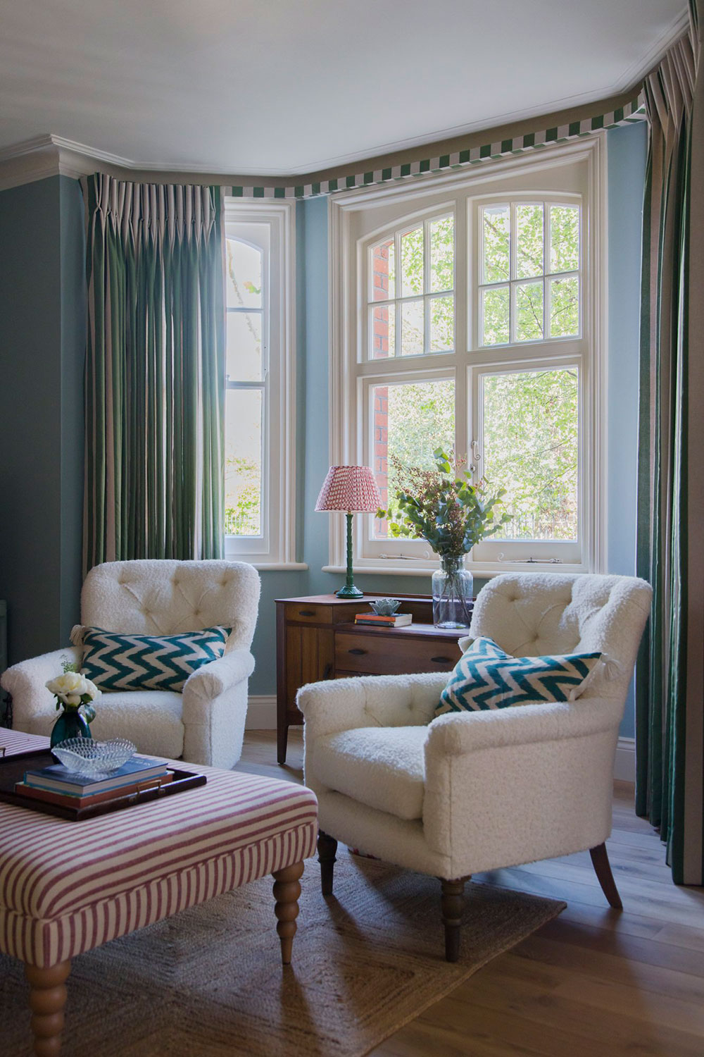 伦敦 19 世纪历史建筑公寓的彩色活力改造-3