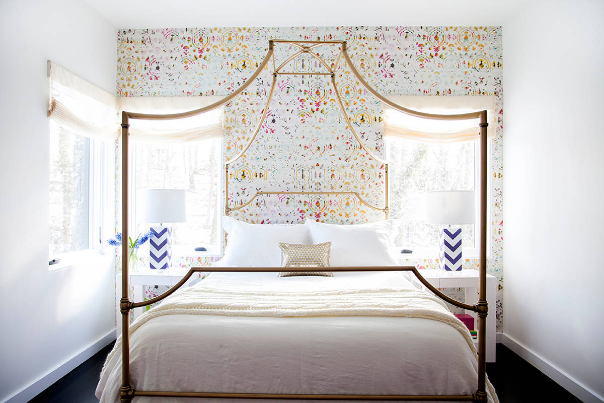 15 Inspiring Wallpapered Bedrooms-7