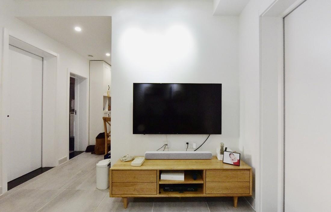 绿色皮质沙发打造小空间客厅，金属质感吊灯烘托餐厅气氛-10