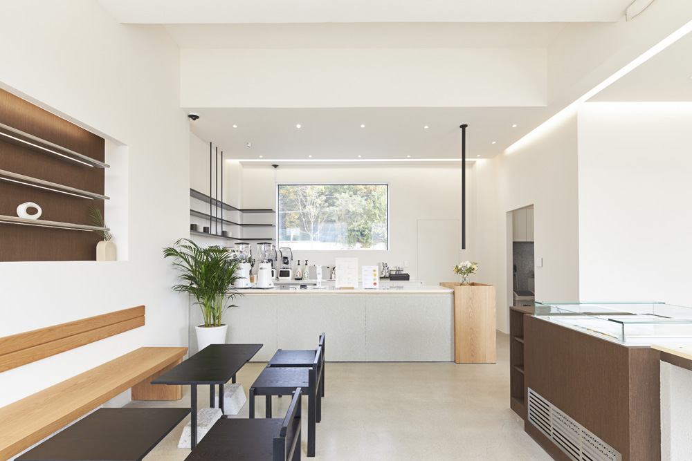 白色木纹打造宁静咖啡厅空间-4