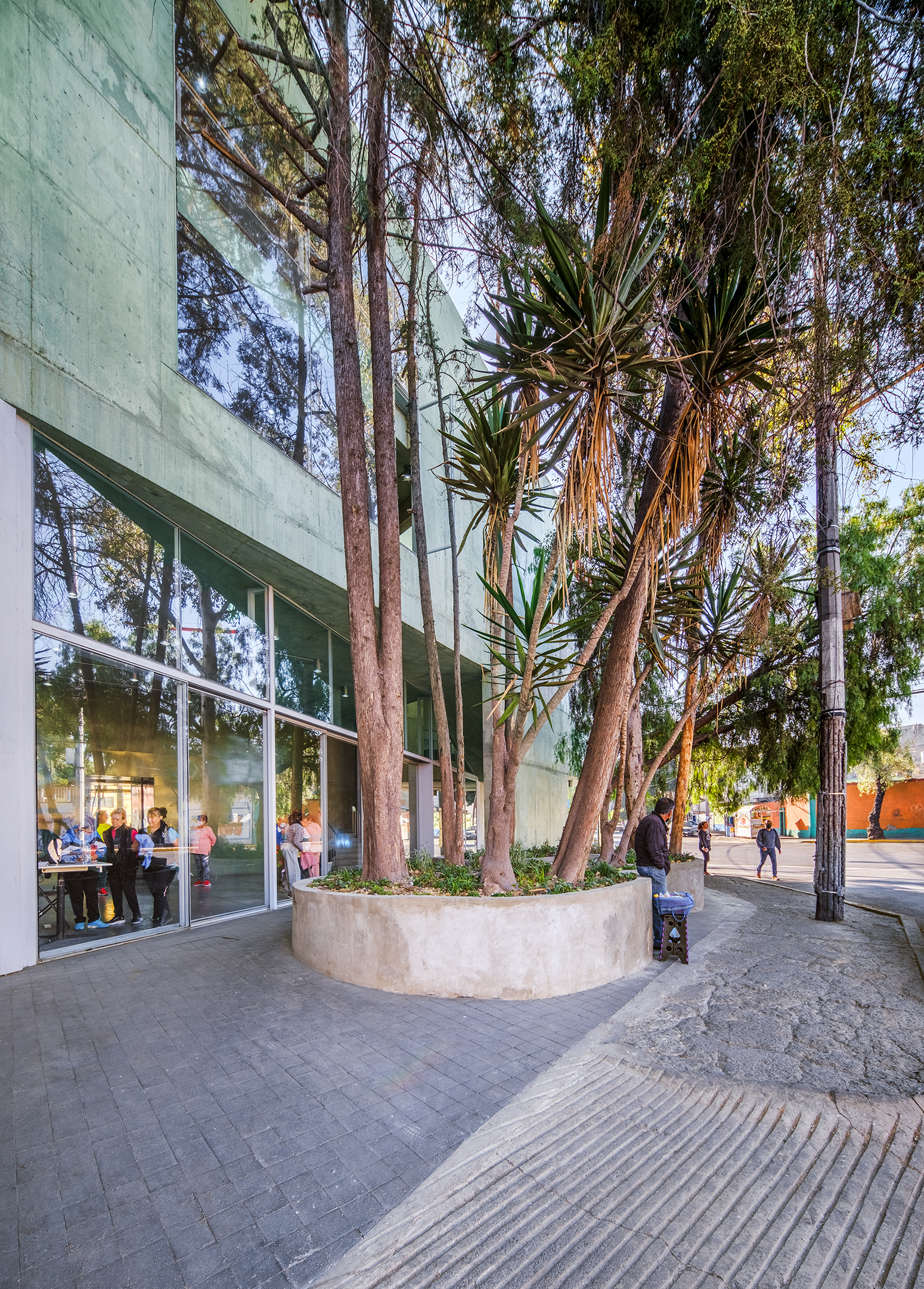 墨西哥市推動 PILARES 計畫：WORKac 與 Ignacio Urquiza Arquitectos 用綠色混凝土建造社區活動中心，在弱勢地區點燃希望之光 | FAM-63