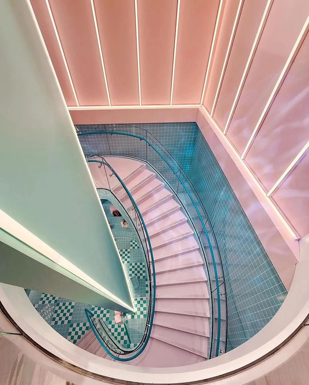 Louis Vuitton 2025年秋冬男装预演泳池派对丨美国迈阿密-10