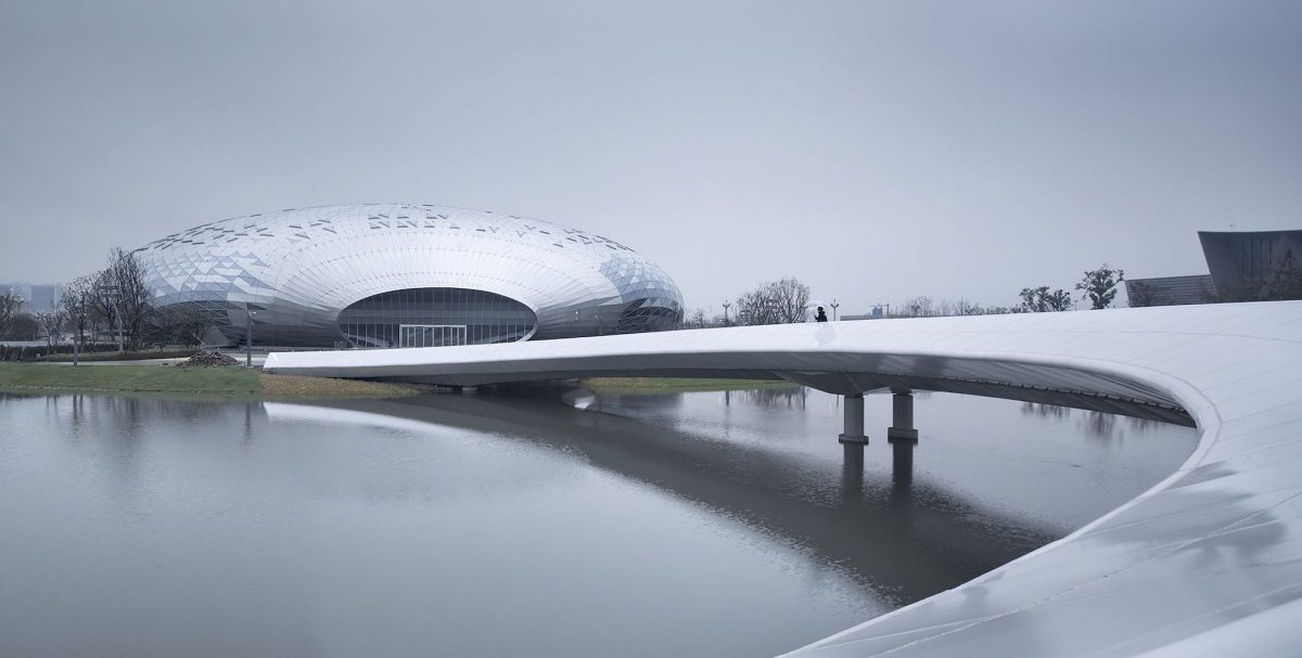 鳳凰湖上一座展翅飛舞的閃爍建築。 - WEHOUSE-1