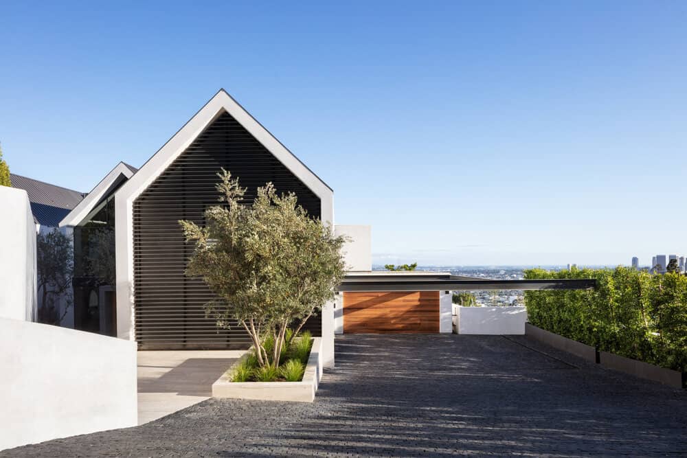 Fascinating minimalist home is cantilevered over the Los Angeles hills-4