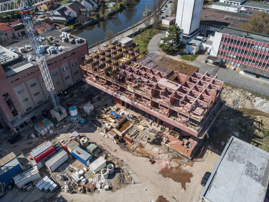 新舊共榮的城市典範:捷克舊磨坊改造,融合藝廊、教育中心、市民共享的文化場域 | FAM-99