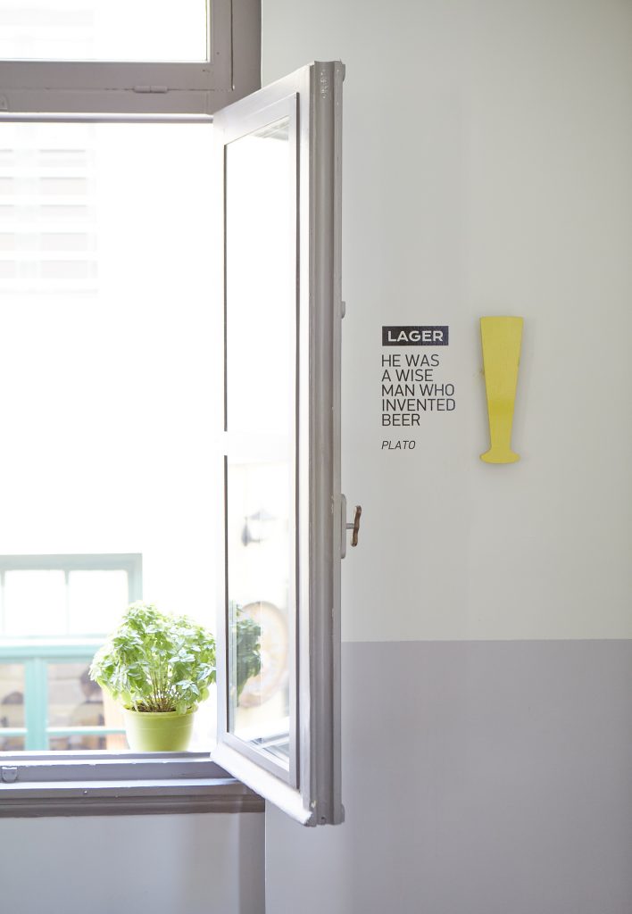 七大美食罪 gastro酒吧（注：gastro一般指融合传统酒吧与高级餐饮特色的风格，直接中文难有完全对应简洁词汇，保持gastro也算合适；若要一定转译，可翻译为美食小馆 ，这里保留gastro更能传达特色且符合场所命名规律） 

更为推荐的纯翻译表述：七宗美食罪美食小馆 丨希腊雅典丨Elina Drossou,Efi Malandraki-14