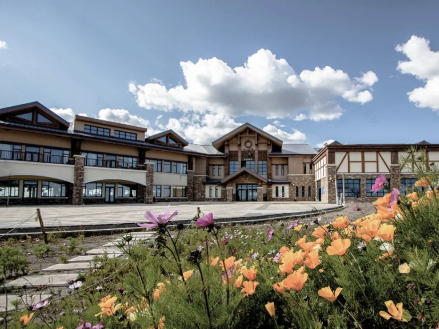 张家口太舞滑雪小镇山顶广场-3