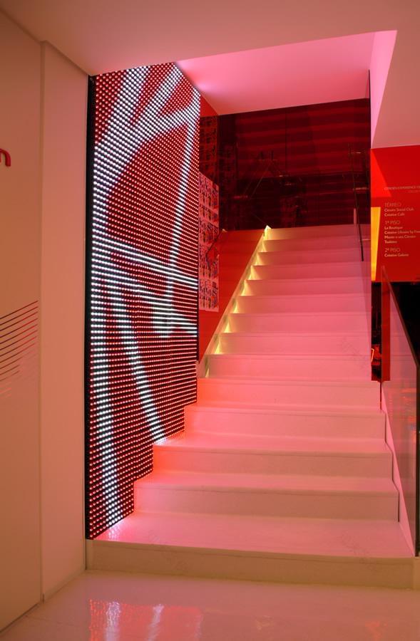 红镜楼梯连接三层空间,透明玻璃幕墙打造未来感 Citroën 商店-6
