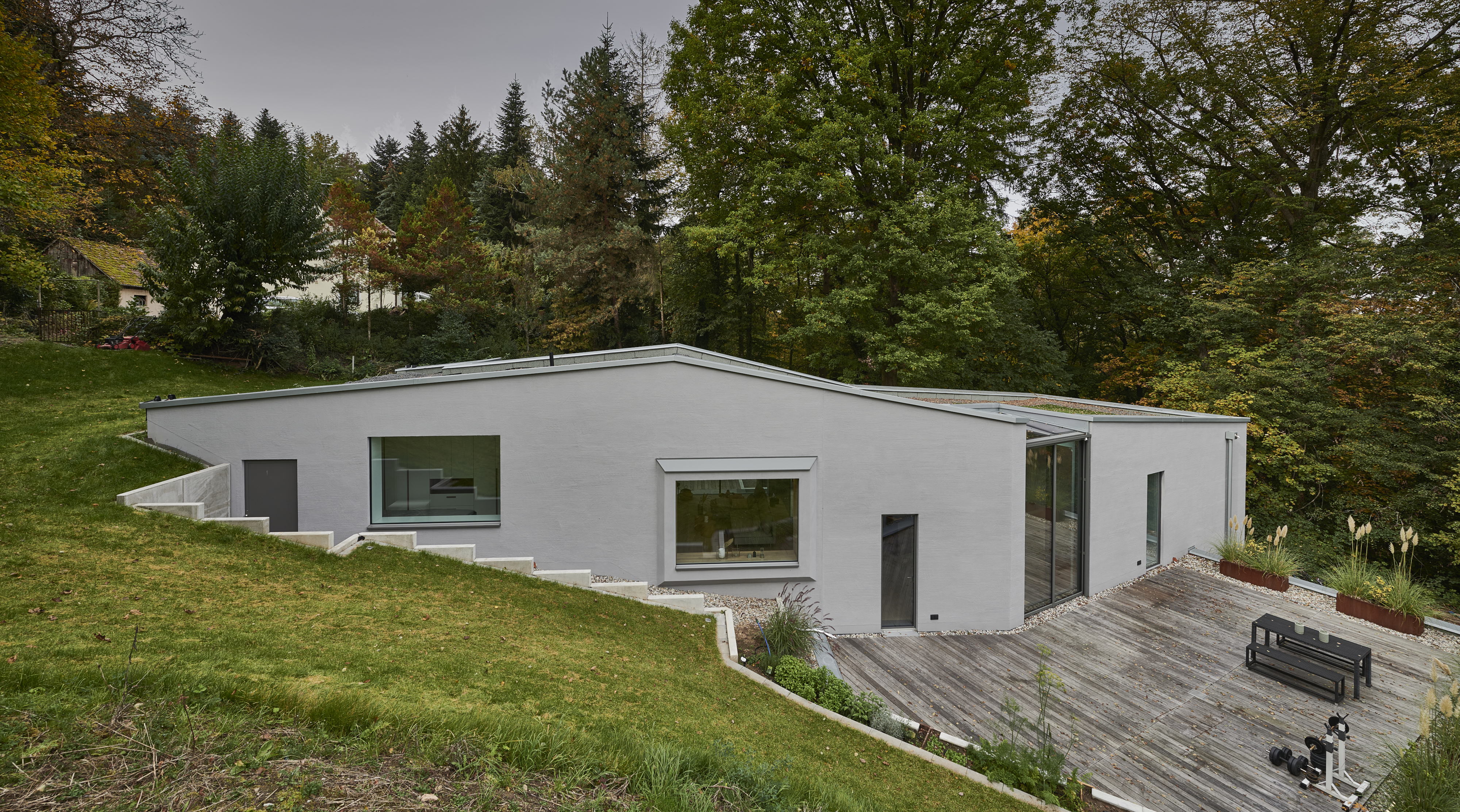 城堡山下的住宅与古橡树共生-3