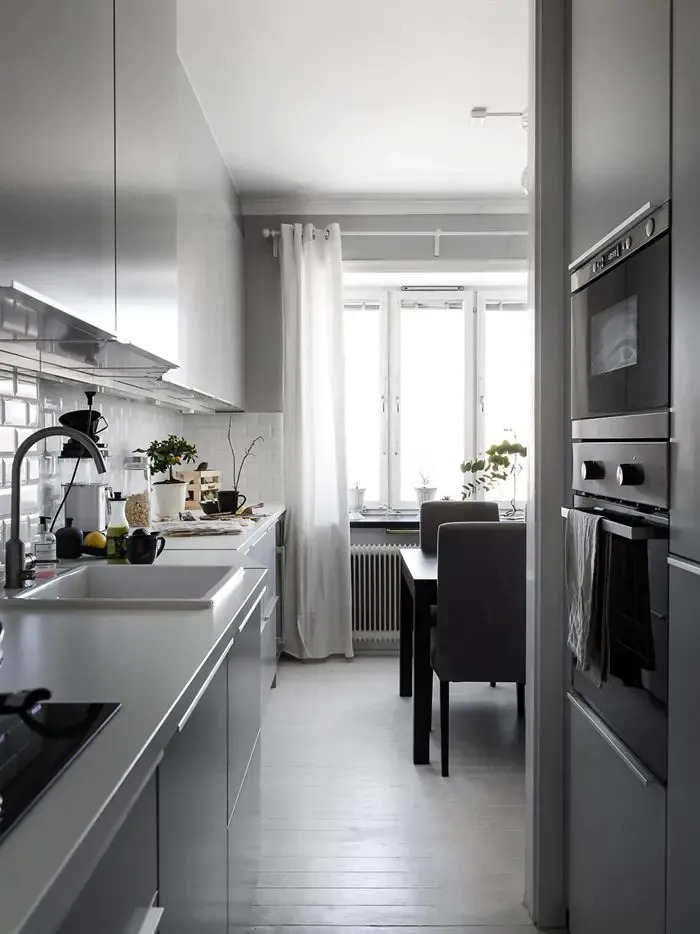 瑞典 1931 年老建筑中的红砖阁楼卧室-8