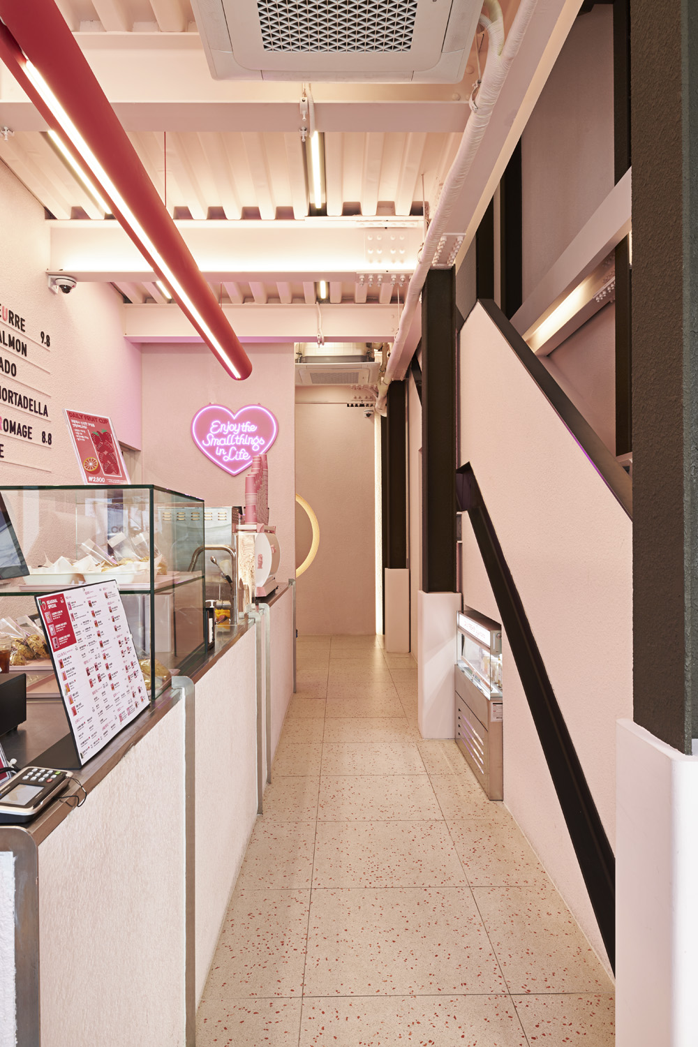 粉色调的 55 度果汁店 | 温馨与潮流的完美融合-8