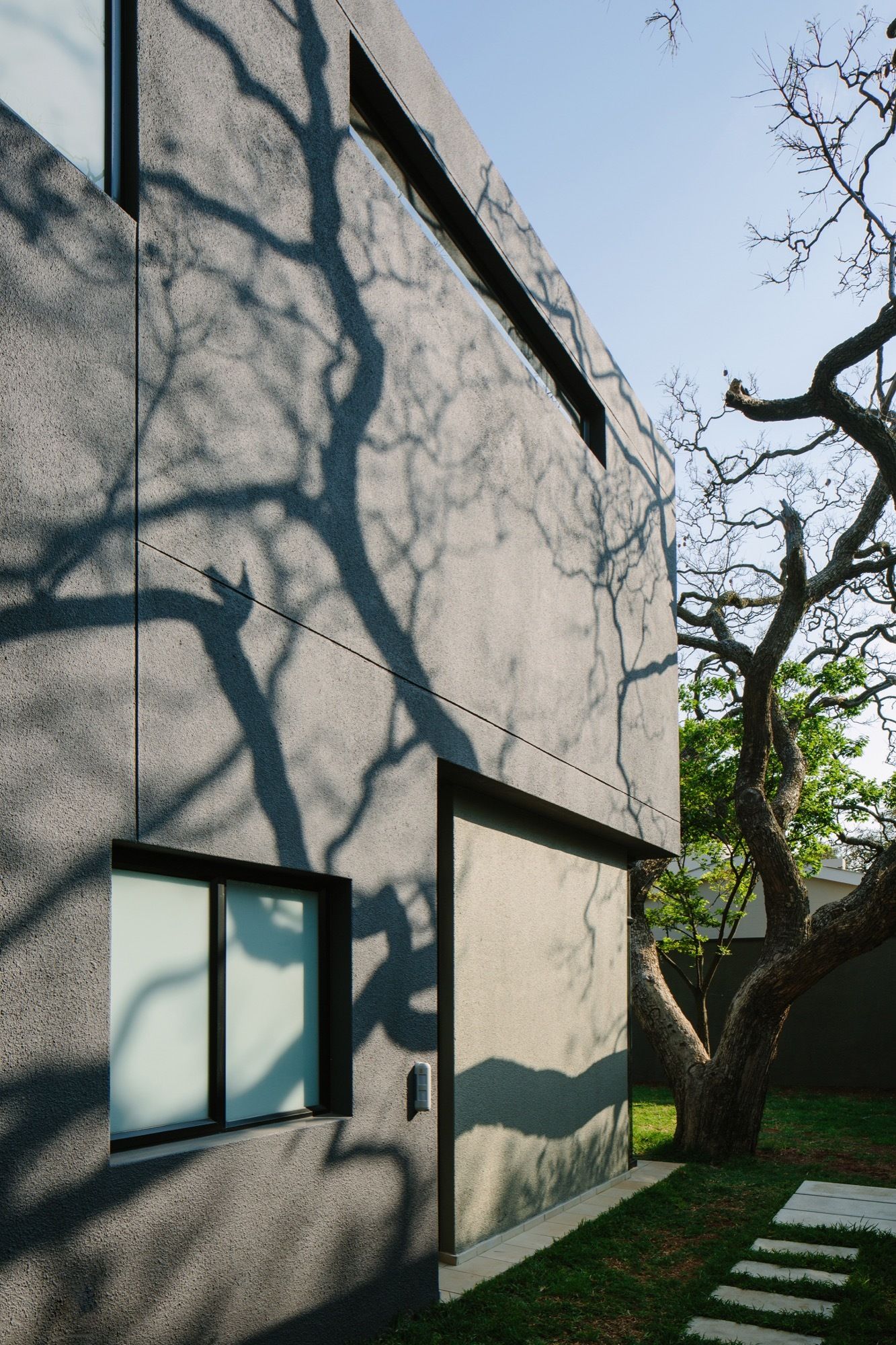 南非约翰内斯堡 Granite House | 现代家庭生活与自然景观的融合-14