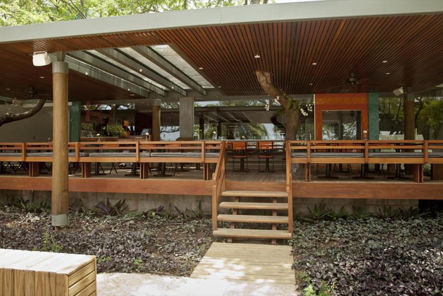 巴西 DAS 餐厅 | 木钢构造与复古汽车元素的完美融合-2