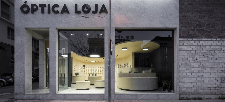 西班牙 Panóptica 眼镜店 | 曲线展墙划分空间,营造环绕式购物体验-3