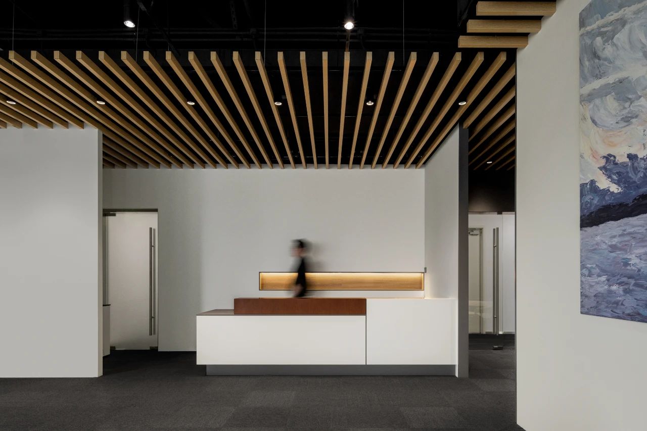 上海晶耀前滩黑白灰自由化办公空间丨中国上海丨内造设计室-0