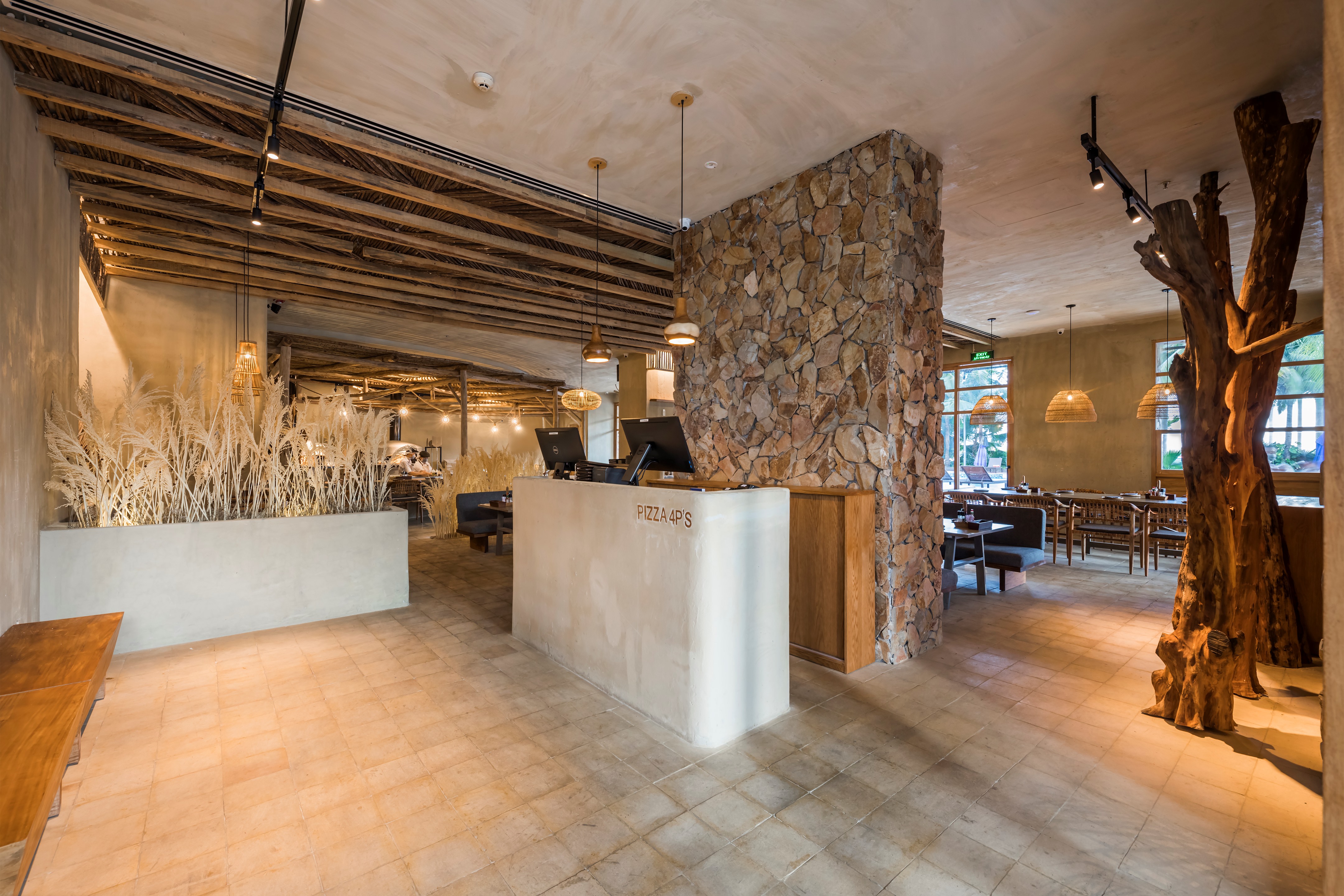 越南"Pizza 4P's"餐厅设计 · 海边别墅中的自然优雅-49