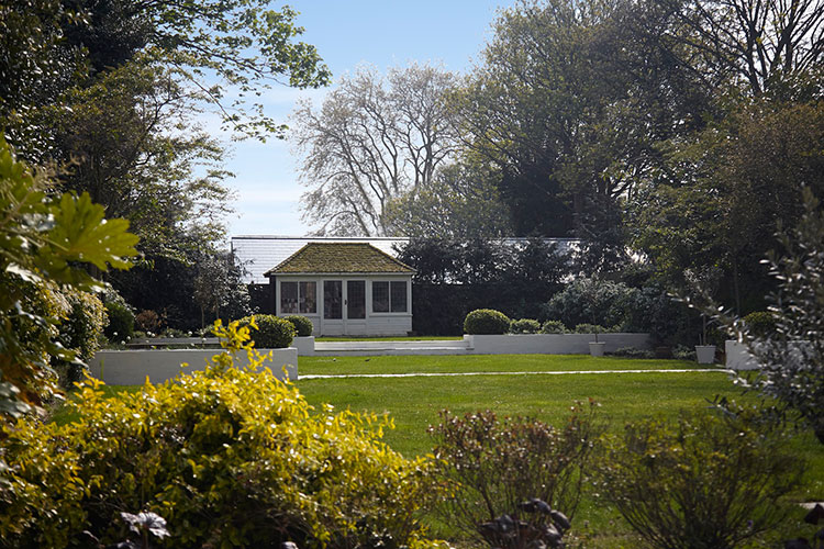 伦敦宽敞现代住宅 | 玻璃顶、黑 library 与庭院 gazebo-28