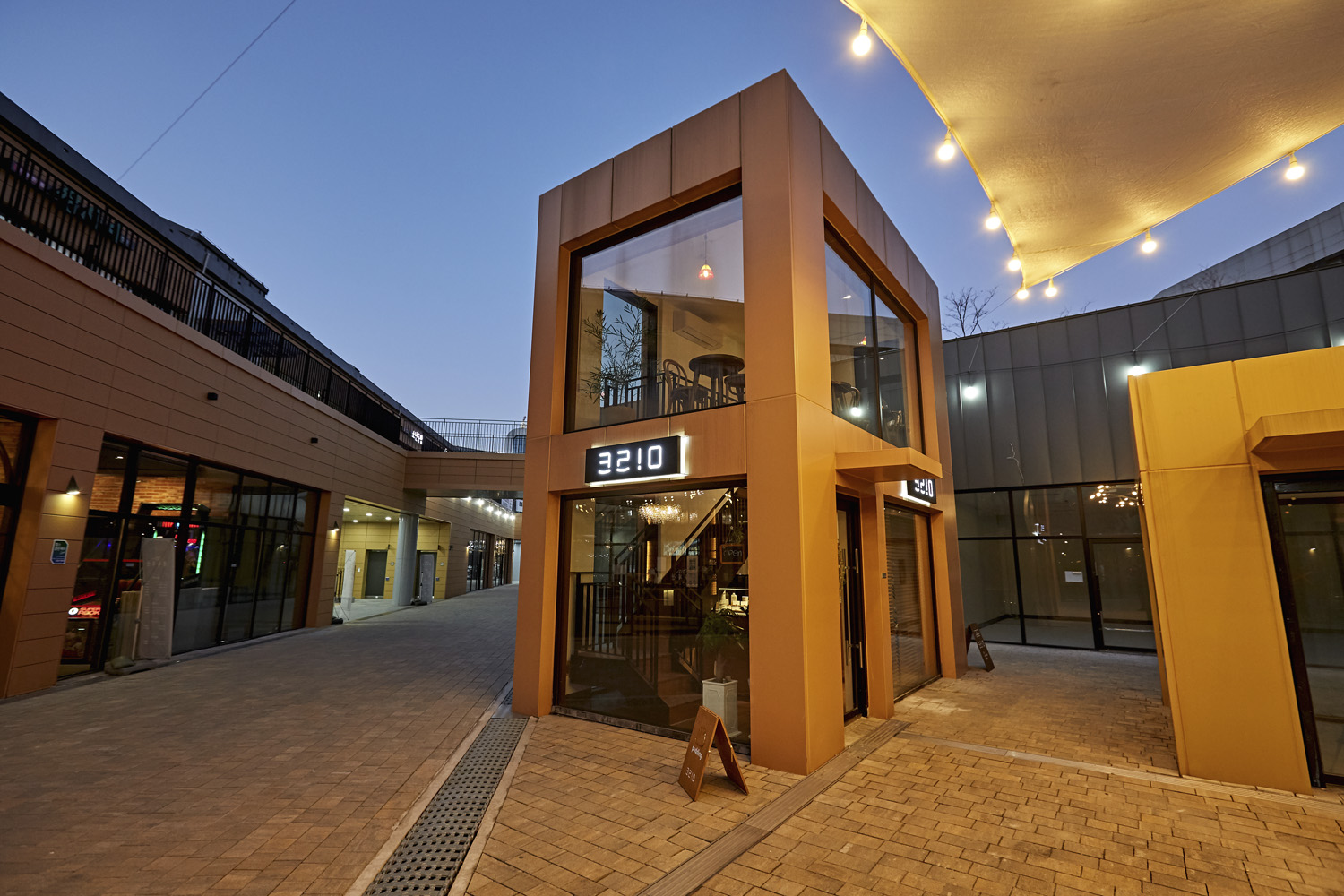 首尔 10 层咖啡厅 | 极简主义的室内设计魅力-3