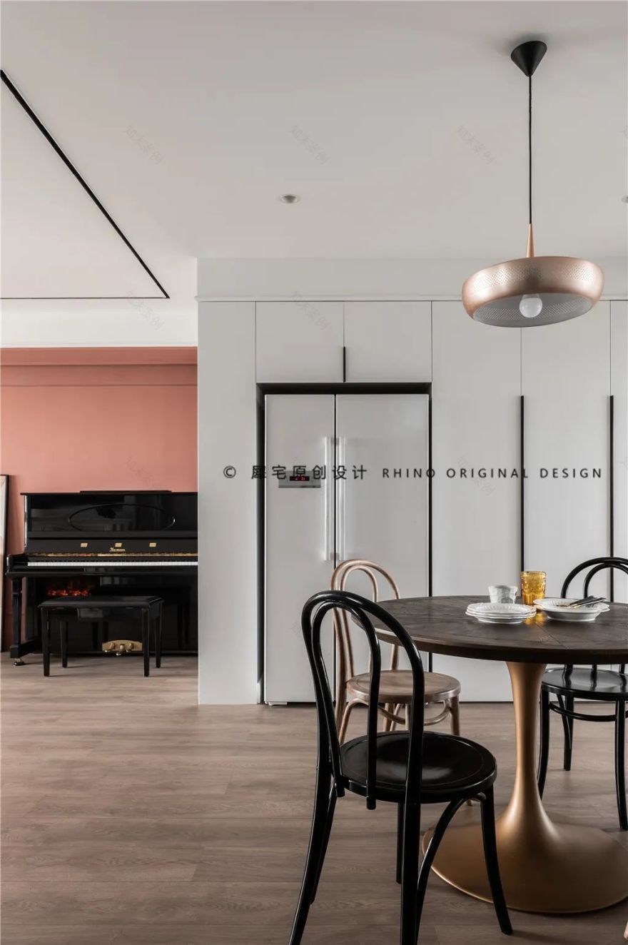 金箔上墙,无主灯设计,休闲式客厅,平平无奇的两室户改造后竟然这么出彩!-46