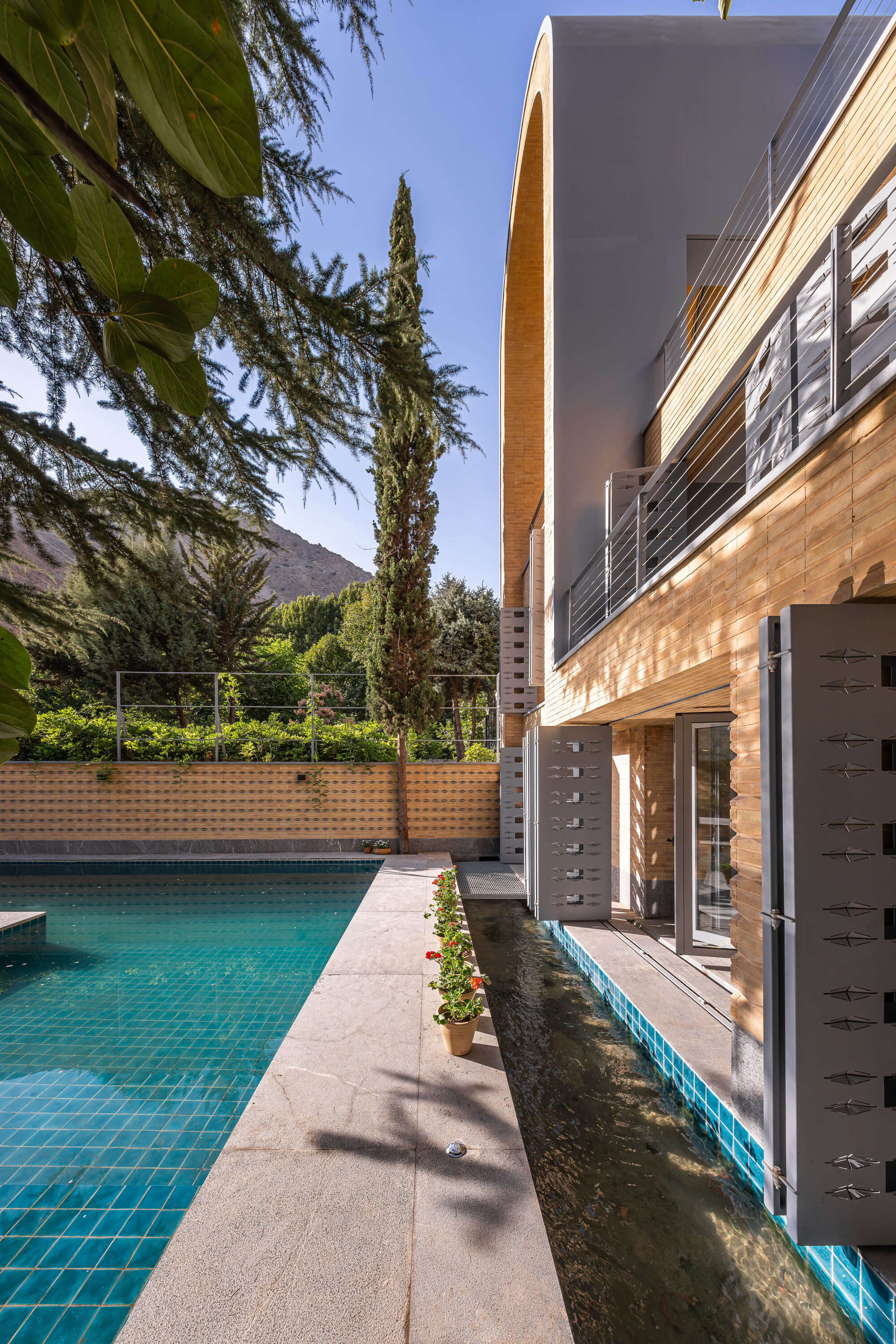 A House Looking to A Cedrus Tree / Cedrus Studio-41