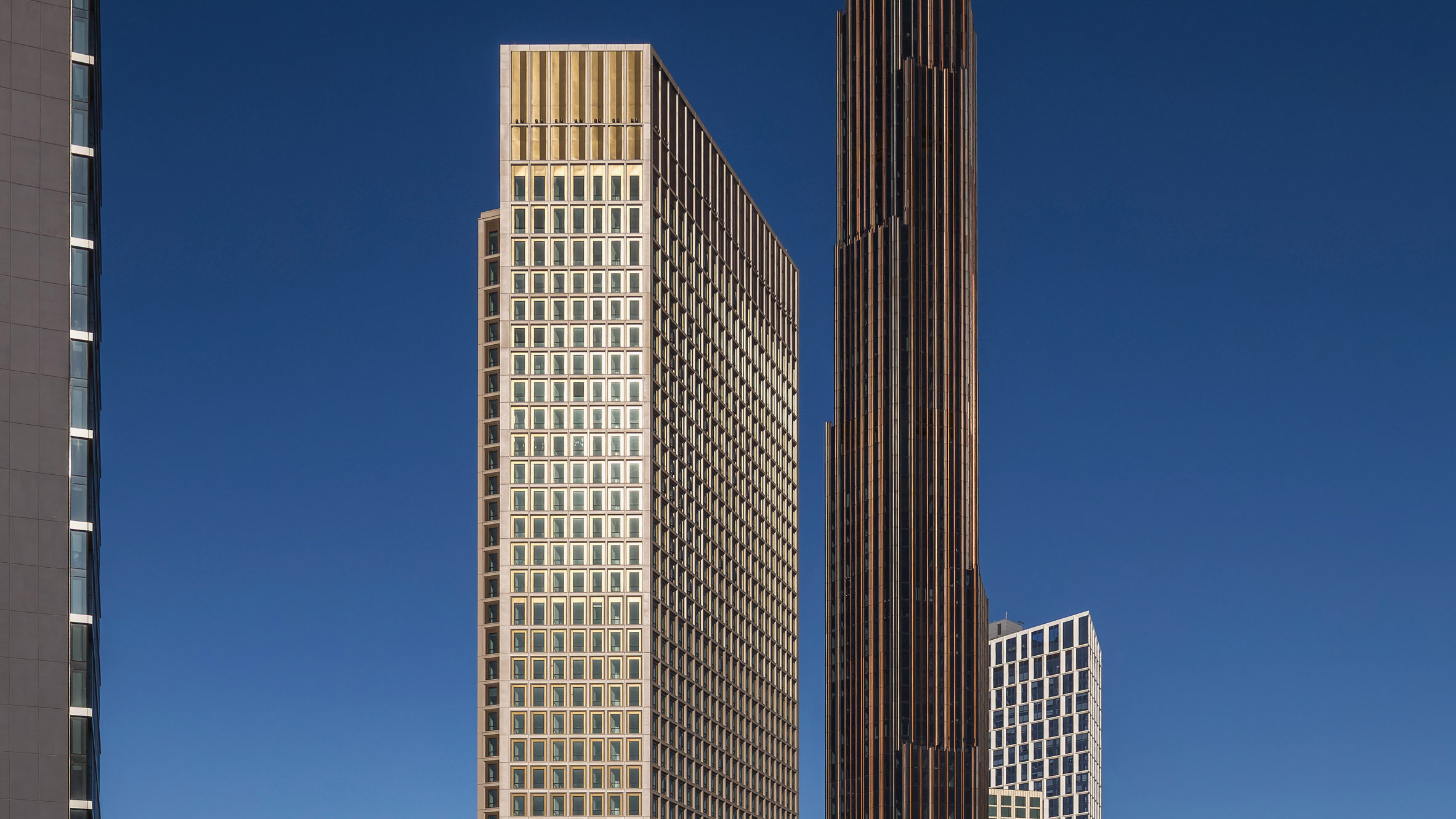 小溪；小河 （注：Brook常见释义为小溪；小河 ，这里The Brook可直接翻译为小溪或小河 ，一般结合语境来更精准确定是哪种较小的水流形态，但仅这短语本身两个释义都较合理，此处给出两个常见释义供参考，若严格按要求避免‘或’字，单独选小溪 亦可 ） 

如果非要最严格符合唯一结果要求，选：小溪 丨美国纽约-0